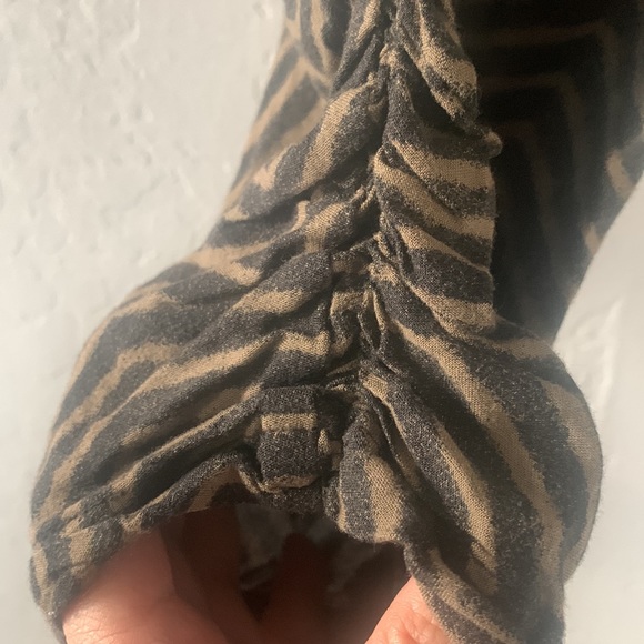 AMERICAN EAGLE OUTFITTERS BROWN AND BLACK CHEVRON PRINT CROPPED SIZE M - Picture 3 of 11